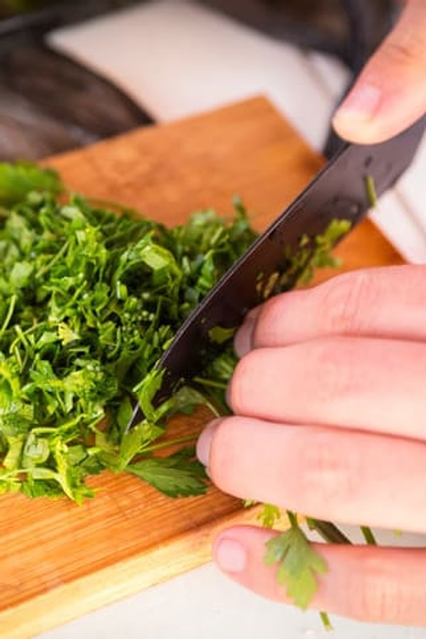 9. Если еда кажется безвкусной, не спешите тянуться за солонкой - добавьте что-то кислое или пряные травы.