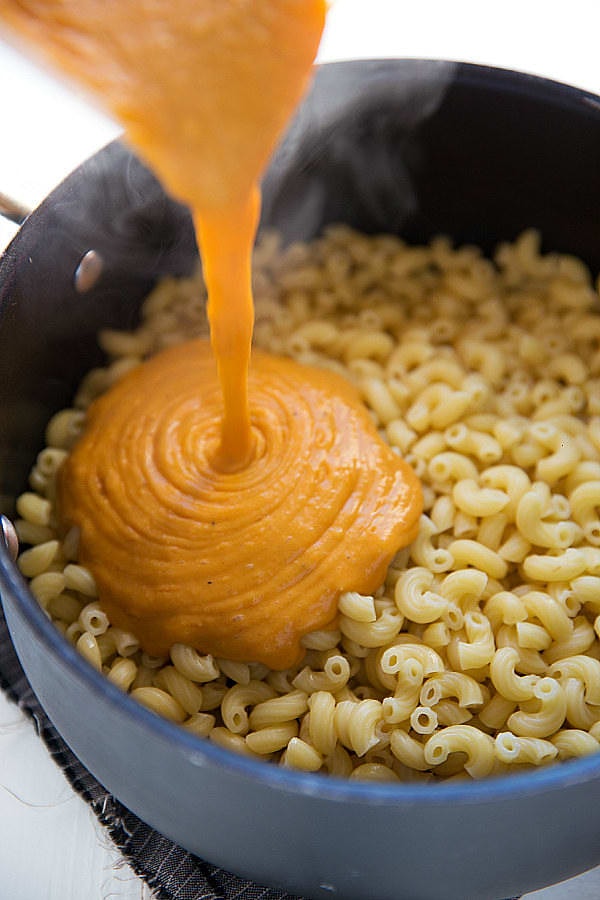 10. Добавляйте овощи в макароны с сыром.