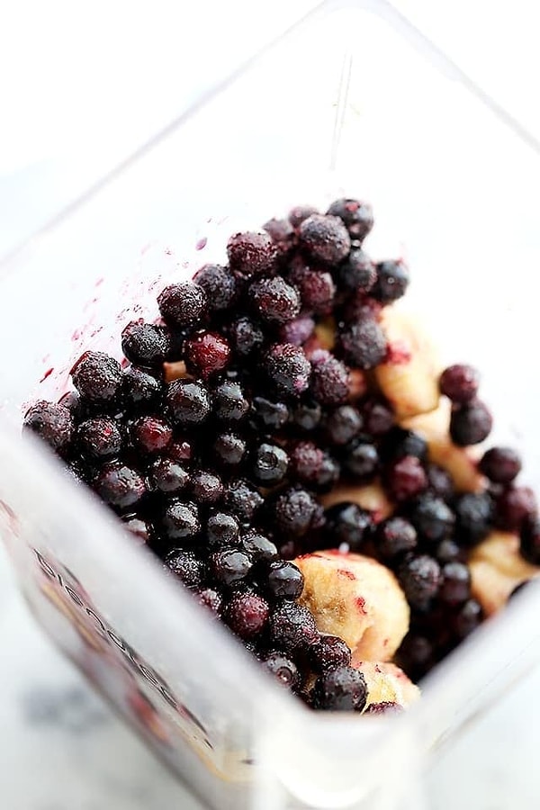 12. Сладкоежки могут попробовать мороженое из замороженных бананов.