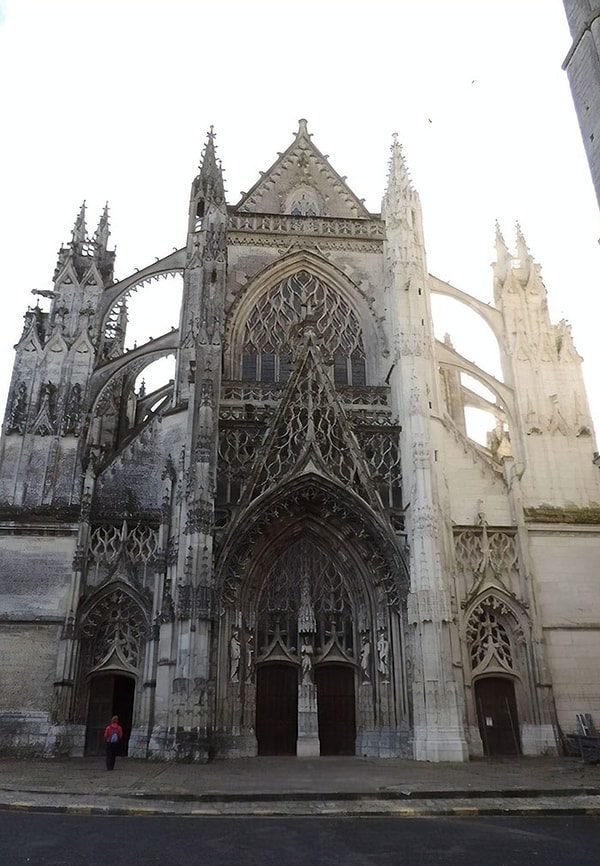 6. Часть собора уже отмыта.