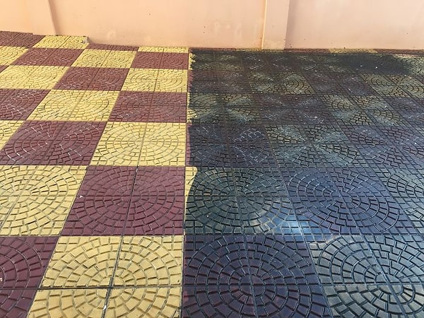 7. "Отмыл свой подъезд через 5 лет после строительства дома".