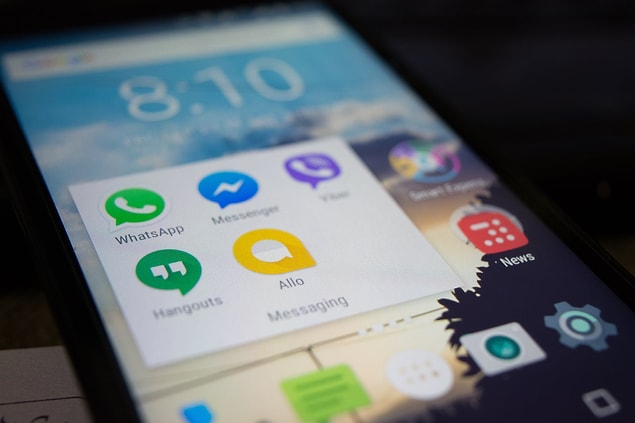 Şu anda WhatsApp'ın AB ülkelerindeki kullanım yaşı 13, ancak şirket AB'nin yeni veri mahremiyeti kurallarını gelecek ay uygulamaya koymasından önce kendi kullanım koşullarını değiştirdi.