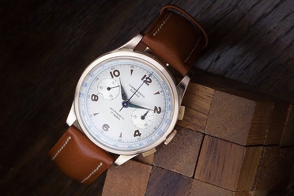 11. Почти в каждой рекламе часов время устанавливают на 10:10 или на 8:20. Во-первых, такое расположение стрелок не закрывает название бренда. А во-вторых, оно внешне напоминает улыбку, вызывая у людей положительные эмоции в подсознании!