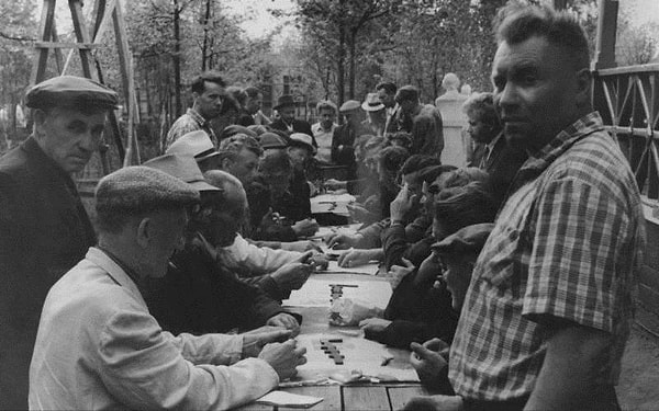 3. Домино, играть в которое собирались целыми дворами. Звуки ударов костяшек о стол слышались отовсюду!