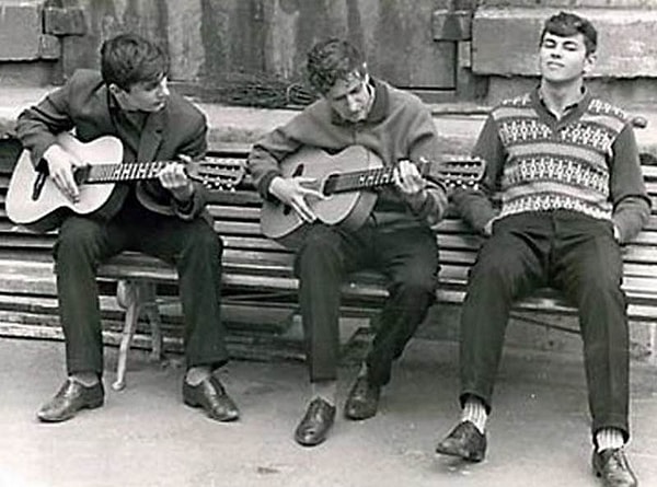 12. Во дворах парни любили играть на гитаре, устраивая мини-концерты