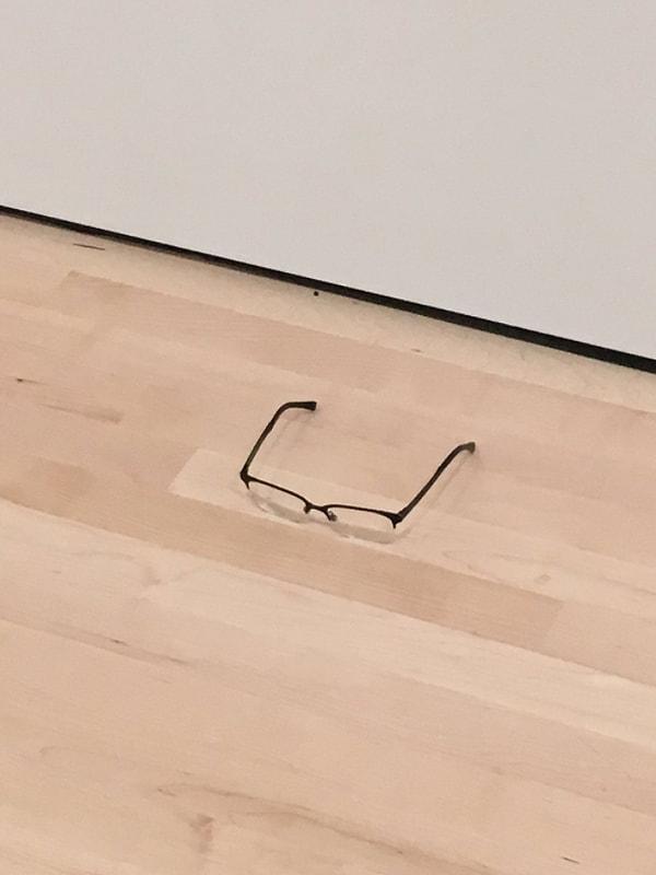 3. "Sanat galerisinde yere gözlük koyduk ve..."
