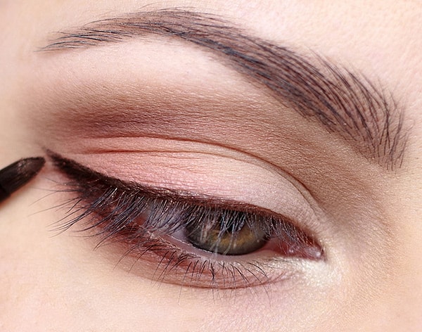 7. Коричневый карандаш для глаз