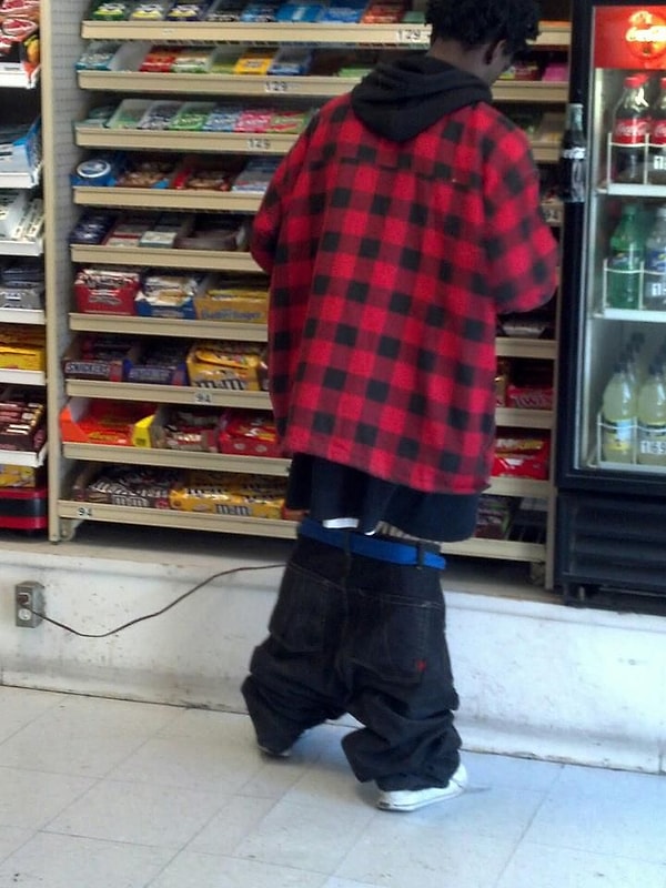 3. То ли мода, то ли штаны слишком большие... Так сразу и понять-то сложно!