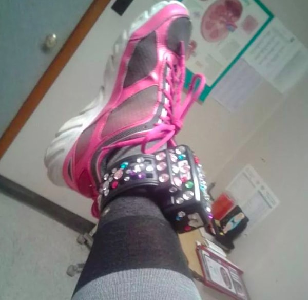 6. Очень гламурный браслет преступницы, находящейся под домашним арестом 🔝