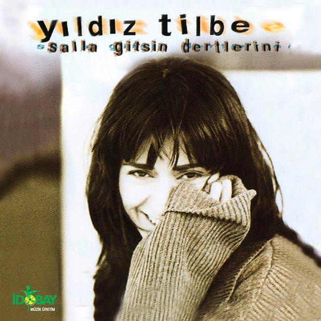 1998 yılında da "Salla Gitsin Dertlerini" albümüyle birlikte değişikliğe gidiyor ve saçlarını kahkül kestiriyor. Kıyafet olarak kazak tercih etmiş! Bizce çok yakışmış...