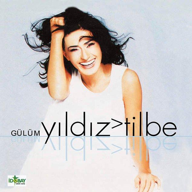2001'de "Gülüm" adlı albüm kapağında da koyu renk saçlar ve beyaz bir kıyafetle karşımıza çıkıyor.