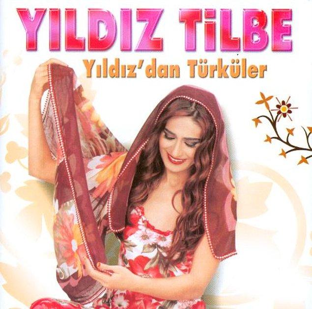 Yıldız Tilbe türkü söylemezse olur mu? Olmaz! "Yıldız'dan Türküler" albümüyle 2004 yılında karşımıza çıkan Tilbe, yine uzun ve kızıl saçtan vazgeçmemiş ve geleneksel kıyafetler tercih etmiş.