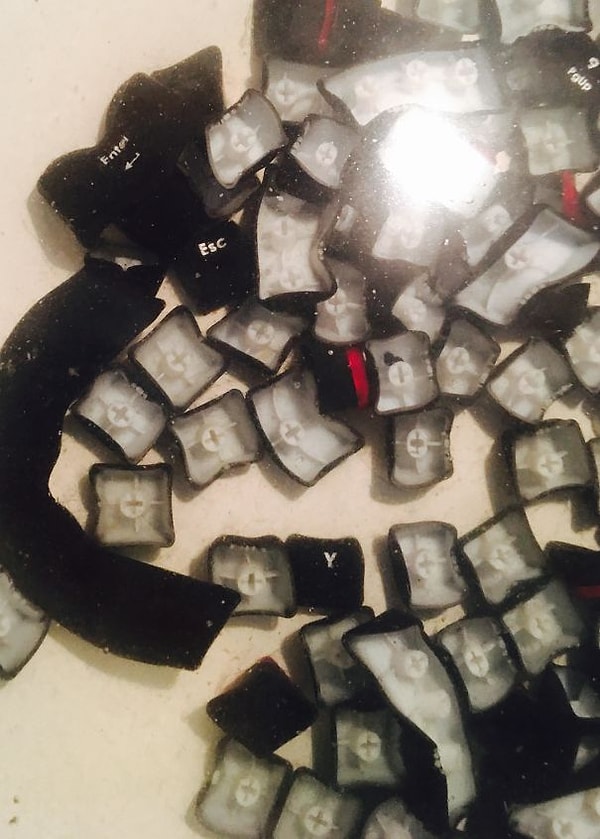 10. А вам когда-нибудь приходило в голову, что почистить клавиши от клавиатуры в горячей воде, - это хорошая идея?