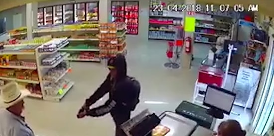 Markete Giren Soyguncuyu, Gözlüğünü Sakince Çıkardıktan Sonra Etkisiz Hale Getiren Kovboy Şapkalı Adam