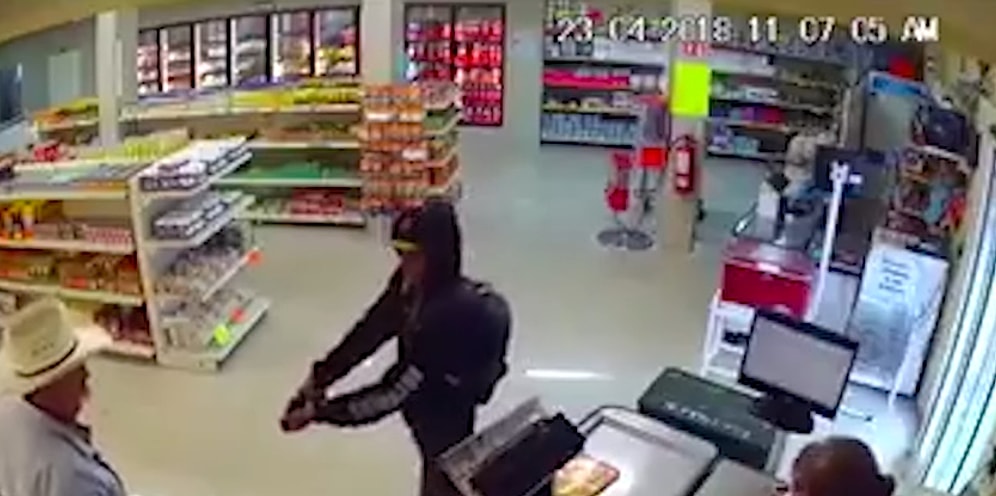 Markete Giren Soyguncuyu, Gözlüğünü Sakince Çıkardıktan Sonra Etkisiz Hale Getiren Kovboy Şapkalı Adam