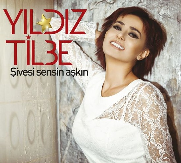 Hiç kestirmediği kadar kısa kestirmiş saçını! Pastel tonlarında bir makyaj tercih etmiş ve tabi ki kızıla tekrardan dönüş yapmış.