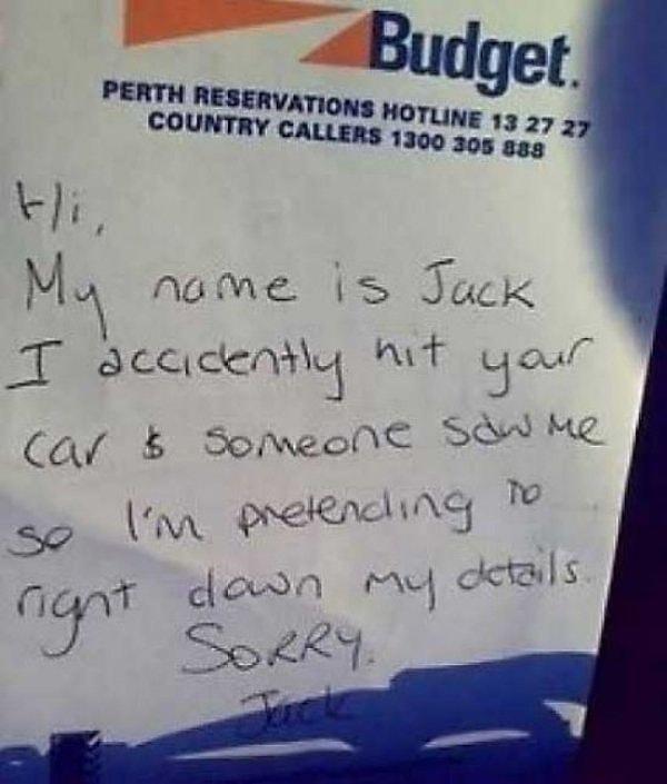 11. "Merhaba ben Jack. Yanlışlıkla arabanıza çarptım ve biri beni gördü. Bu yüzden telefon numaramı yazıyormuşum gibi yapıyorum. Üzgünüm, Jack."