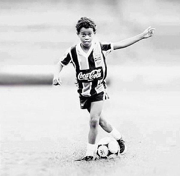 21 Mart 1980 tarihinde Brezilya'nın Porto Alegre şehrinde dünyaya geldi Ronaldinho. 3 çocuklu fakir bir ailenin en küçüğüydü.