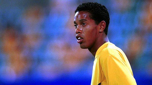 Ronaldinho, oynadığı futbol sayesinde kısa sürede Brezilya milli takımının da vazgeçilmezlerinden biri oldu.