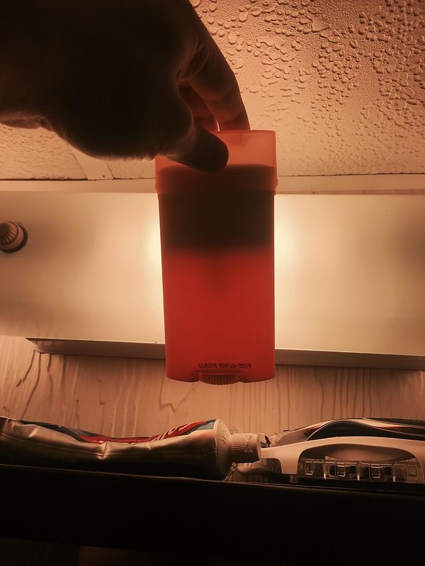 2. "Я все время удивлялся, что мой дезодорант так быстро заканчивается. На фото абсолютно новый, без наклейки".