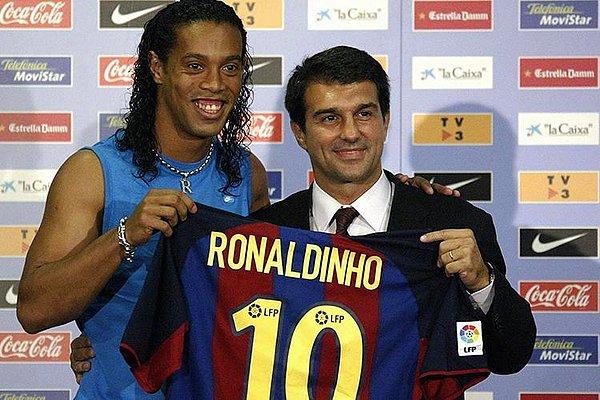 2002'deki Dünya Kupası performansından sonra birçok kulüp Ronaldinho'yu takımına katmak için adeta yarıştı.