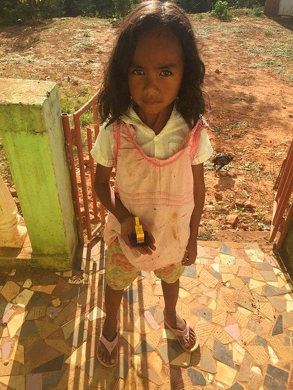 2. "Madagaskar'daki köyümde bir kıza küçük bir lego seti verdim. Geri geldi ve bana yaptığı şeyin iyi olup olmadığını sordu."