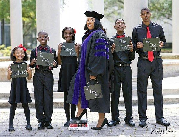 4. 5 çocuklu bekar bir anne hukuk fakültesinden mezun olmayı başardı. "Başardık!"💪