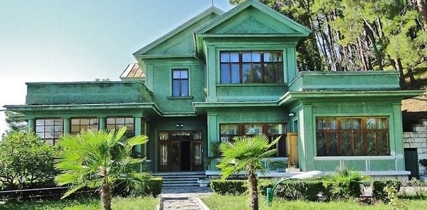 2. Дача Сталина на озере Рица, Абхазия.
