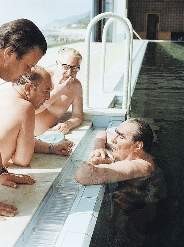 Также она была оборудована бассейном с подогревом.