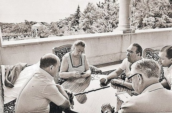 На этом фото Брежнев вместе с женой и какими-то мужчинами отдыхает за игрой в домино.