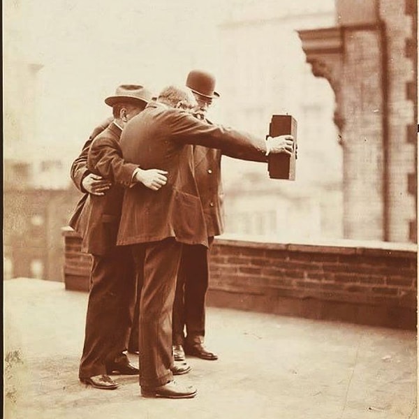 7. Так селфи делали в далёком 1920-м году 🤨