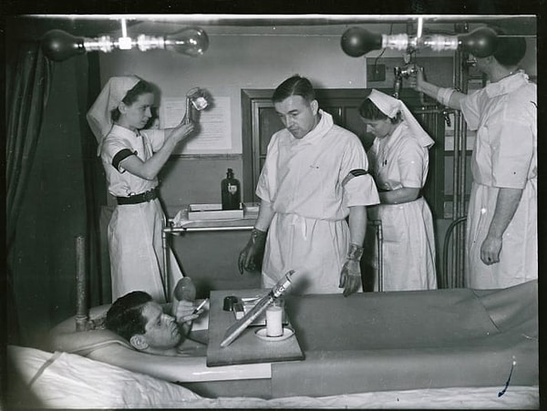 1. Вернёмся на 78 лет назад. Несколько дней до Рождества 1949 года, Западный Суссекс, Англия. Жертва ожога лежит в водно-солевой ванне и курит сигарету.