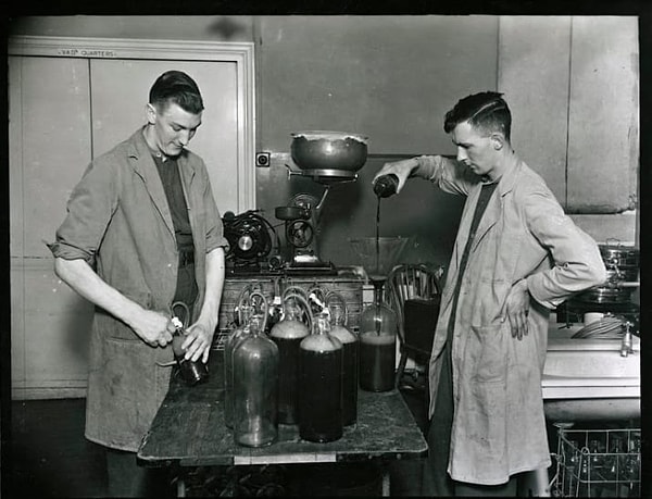 11. Военные фото, в частности вот это, показывают, как мужчины депортируют кровь для солдат армии.