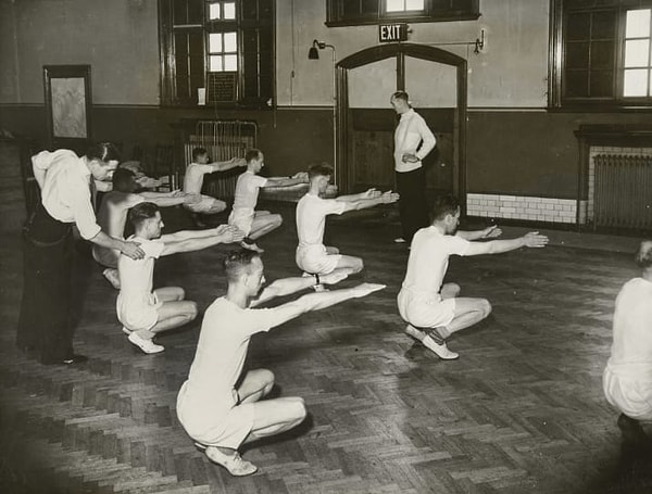 12. Эбигейл Коатс, сотрудник архива, ответственный за каталогизацию, сказал, что работать со снимками, сделанными в то сложное для Великобритании время, - особая честь и ценный опыт.