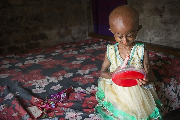 4. Она любит наносить макияж