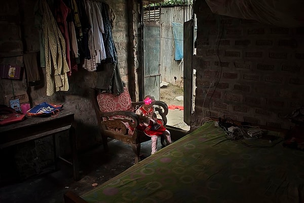 6. Она проводит много времени дома