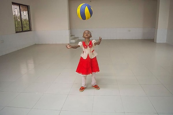 10. Больше всего девочка любит играть с мячом