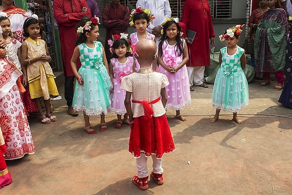 16. Ведь когда она выходит на прогулку...