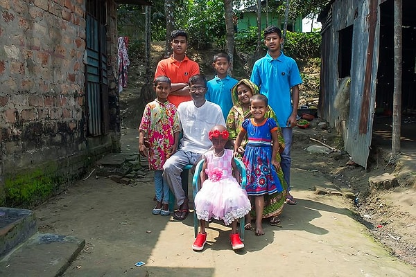 19. Главное, что ее семья рядом и, возможно, общество со временем привыкнет к этой маленькой и очень смелой девочке