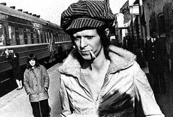 Боуи путешествовал по Союзу вместе со своей группой на поезде.