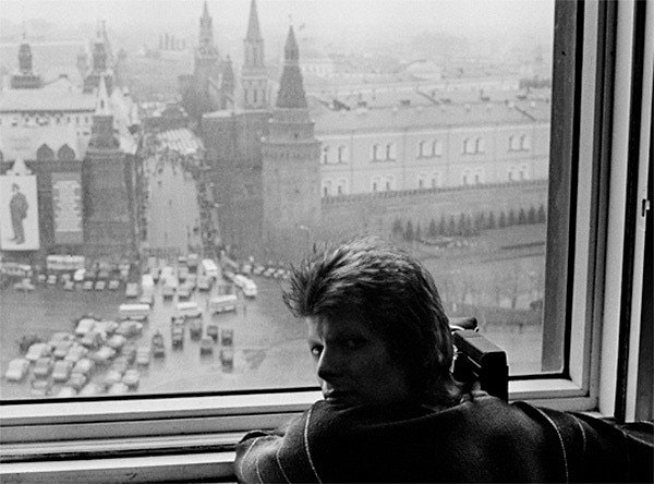 По приезде в Москву музыкант остановился в гостинице "Интурист", окна которой выходили прямиком на Красную площадь.