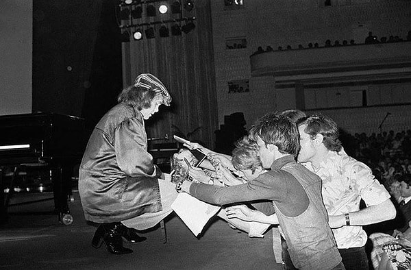 А еще Элтон Джон был очень удивлен тем, что люди, живущие в стране, не могут купить его кассеты: просто потому, что их не продают.