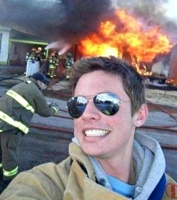 4. "О, пожар! Надо сфоткаться!"