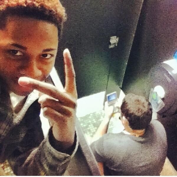 12. Самый подходящий фон для селфи — это, конечно, какающий незнакомец