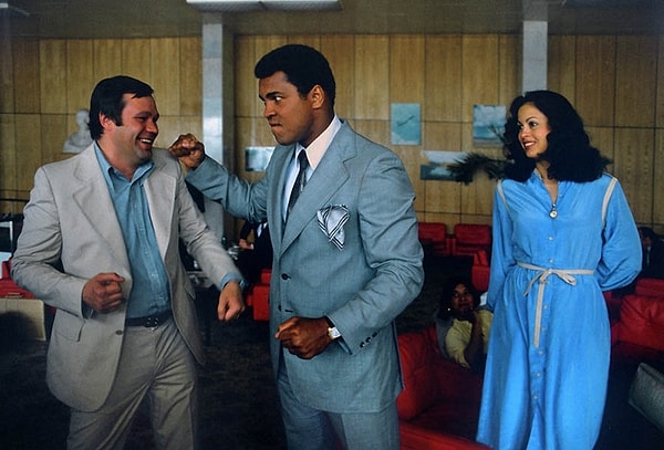 4. Следующий день он провел, встречаясь с советскими спортсменами, журналистами и другими знаменитостями.