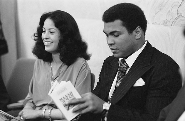 Брежнев подарил Али свою книгу, а спортсмен пообещал, что попросит кого-нибудь перевести ее для него.