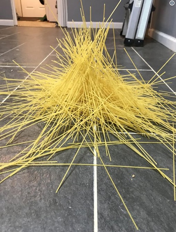 1. "Когда внезапно уронил спагетти и решил изучать современное искусство"