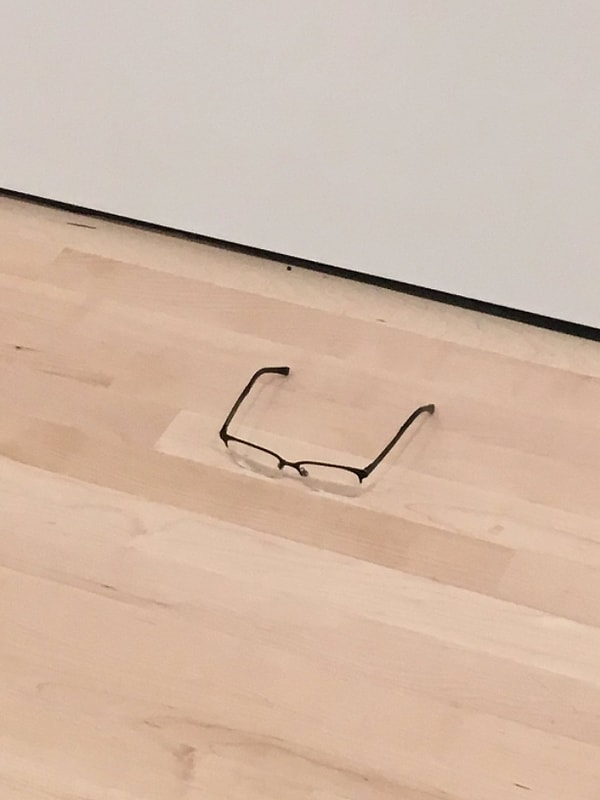 3. "В галерее современного искусства кто-то случайно забыл на полу очки..."