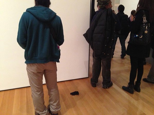 10. "Мужчина случайно обронил перчатку, а они теперь думают и гадают, имеет она отношение к экспозиции или нет"