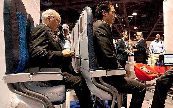 İlk versiyonu 2010’da tanıtılan ve neyse ki hiçbir havayolu firmasının almaya yanaşmadığı Skyrider isimli koltuklar, yenilenmiş dizaynıyla yeniden görücüye çıktı.
